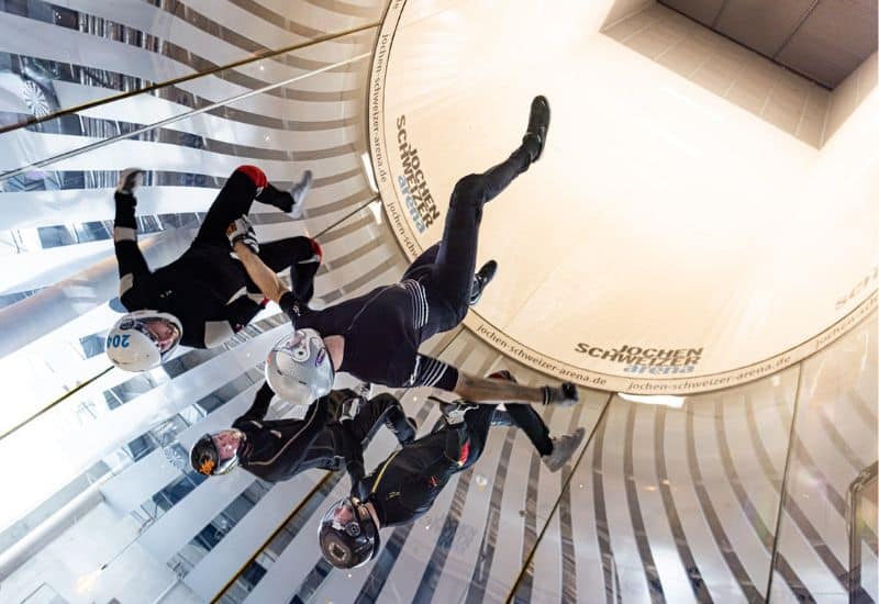 Gruppe professioneller Flyer im Windkanal der Jochen Schweizer Arena