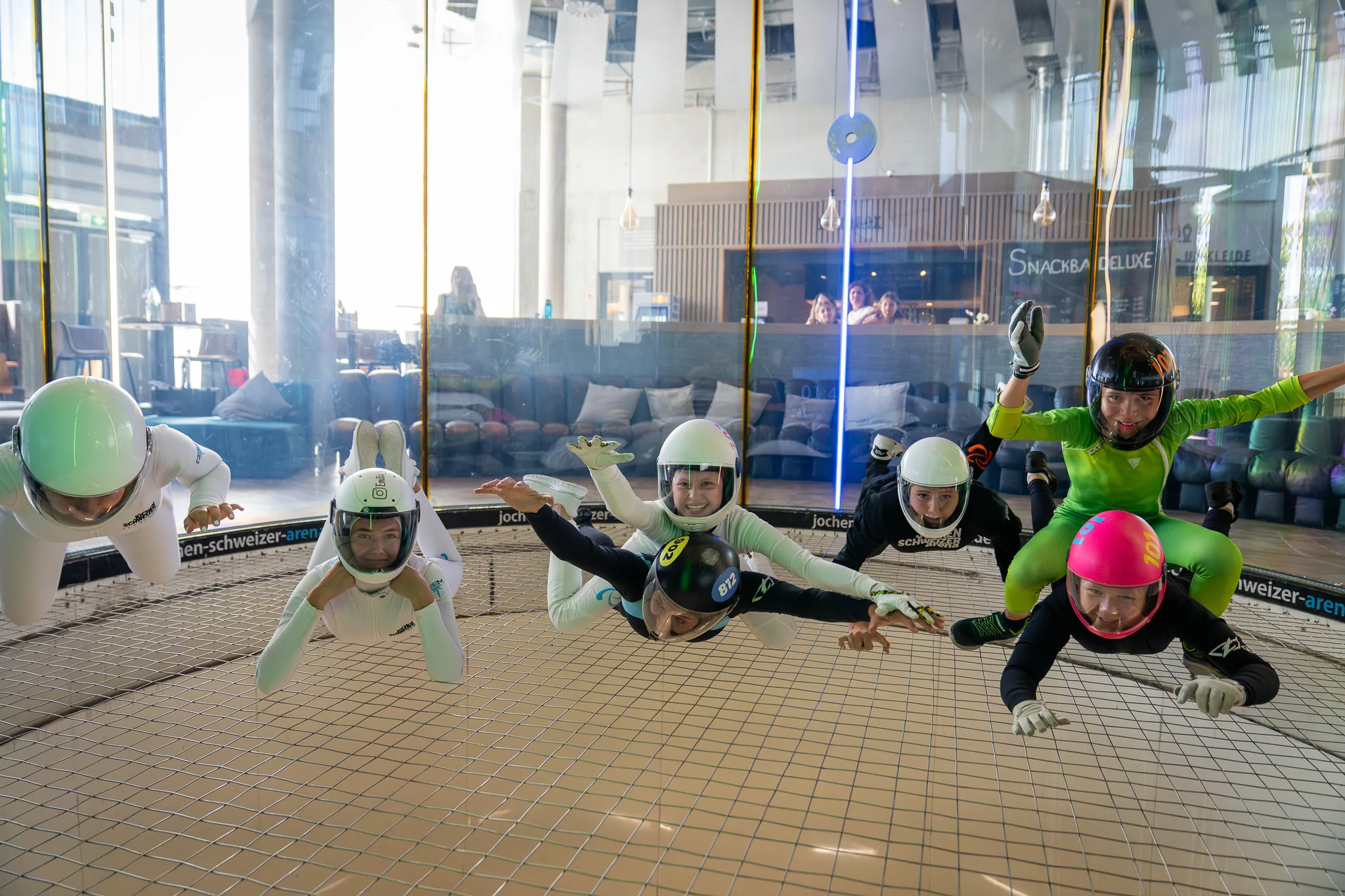 FlyKidz Gruppe trainiert im Windkanal der Jochen Schweizer Arena bei München