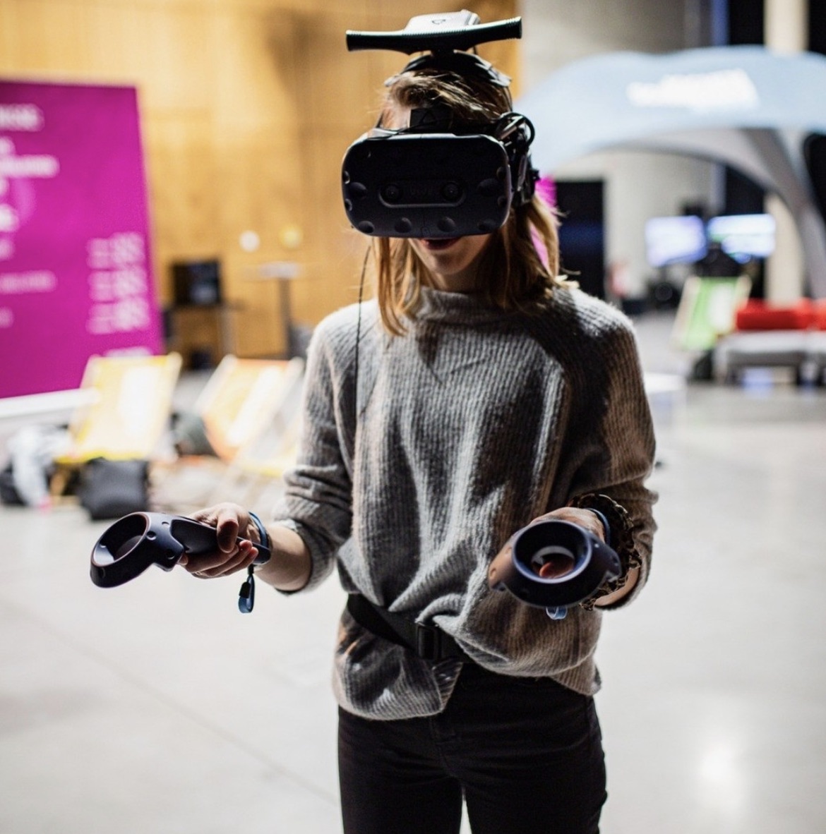 Gast mit VR-Controllern in der Jochen Schweizer Arena München