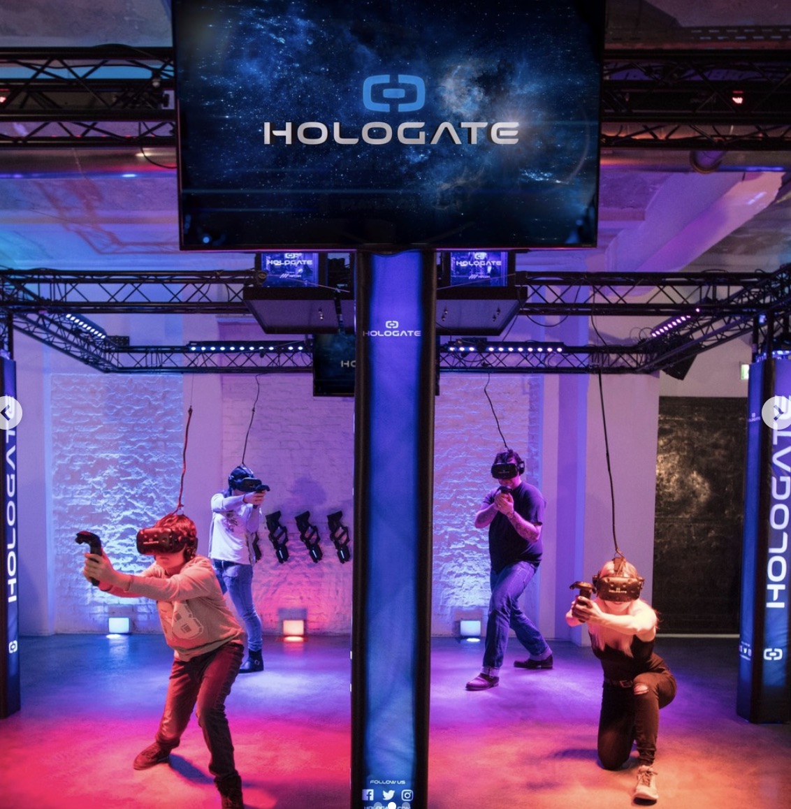 Gruppe spielt VR Escape Game im Hologate-Bereich der Jochen Schweizer Arena München