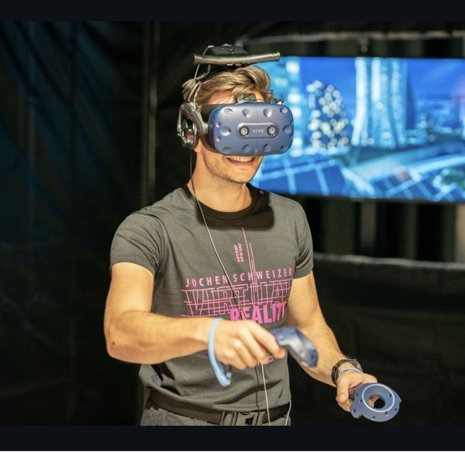 VR-Erlebnis mit Hologate in der Jochen Schweizer Arena München — futuristische Stadtwelt
