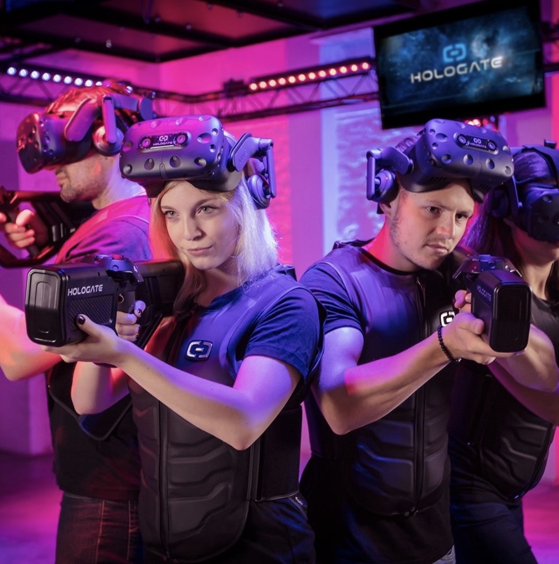 Gruppe spielt VR Escape Game mit Hologate in der Jochen Schweizer Arena München