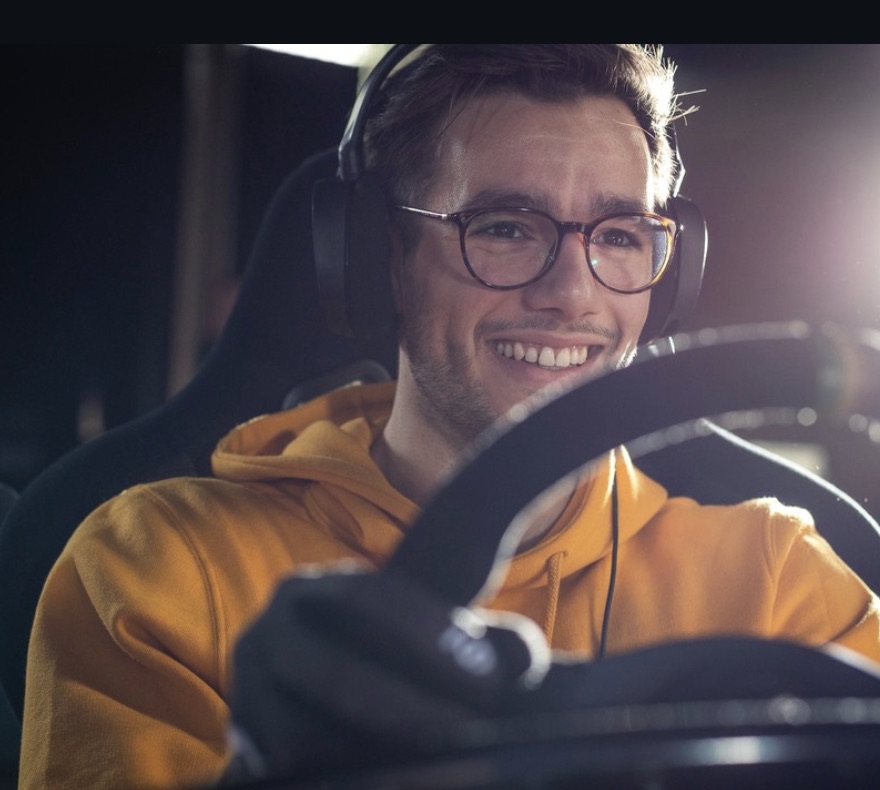 Fahrer lächelt am Racing Simulator der Jochen Schweizer Arena München