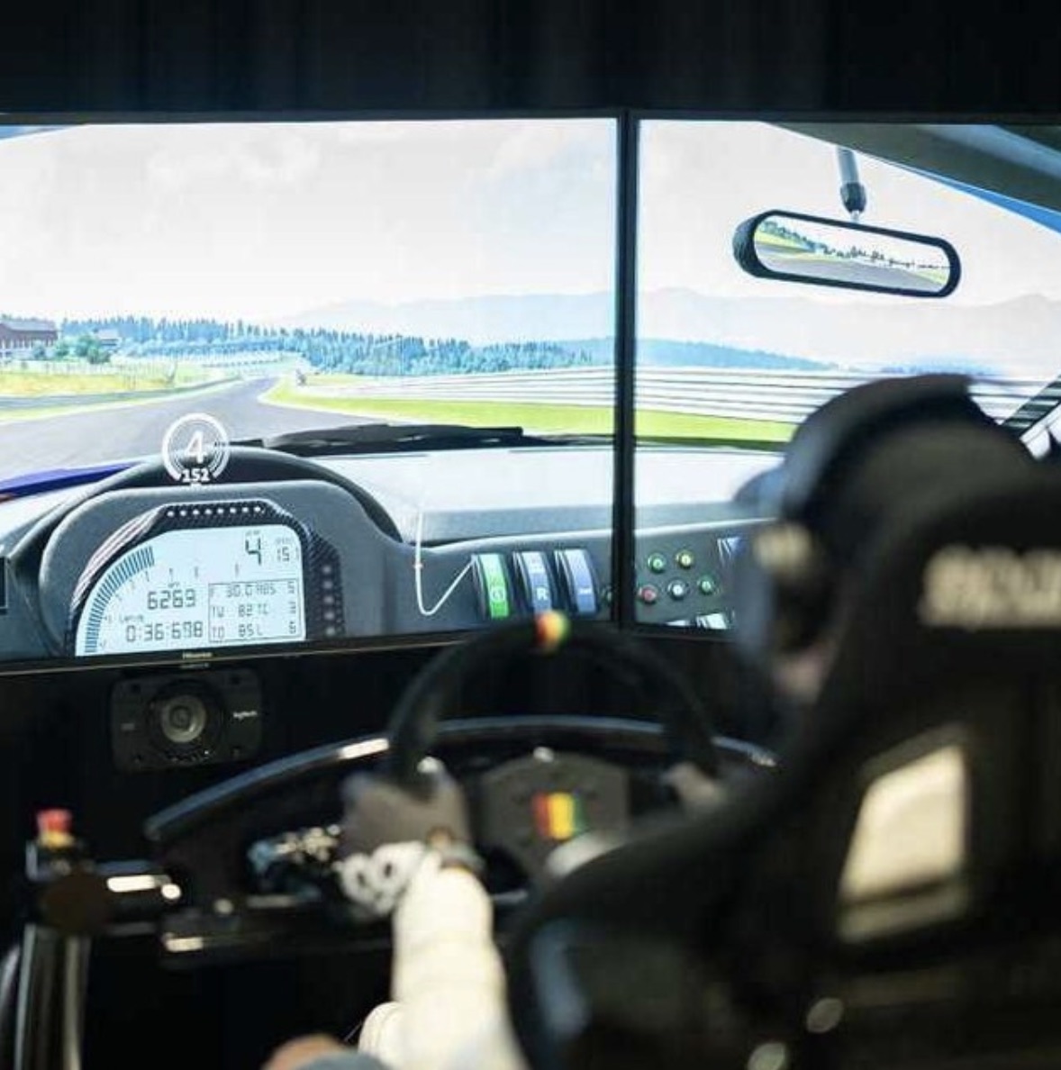 POV aus dem Cockpit des Racing Simulators der Jochen Schweizer Arena München