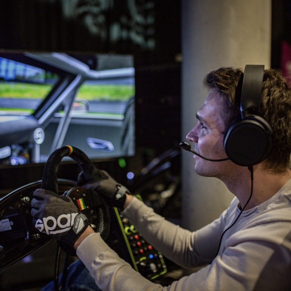 Fahrer mit Headset konzentriert am Racing Simulator der Jochen Schweizer Arena München