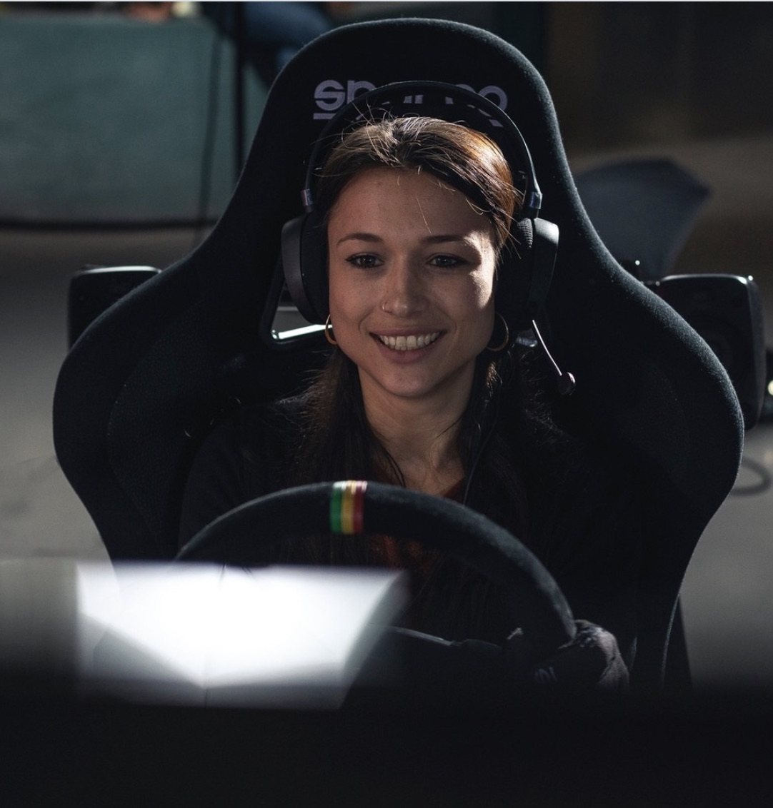 Fahrerin lächelt am Racing Simulator der Jochen Schweizer Arena München