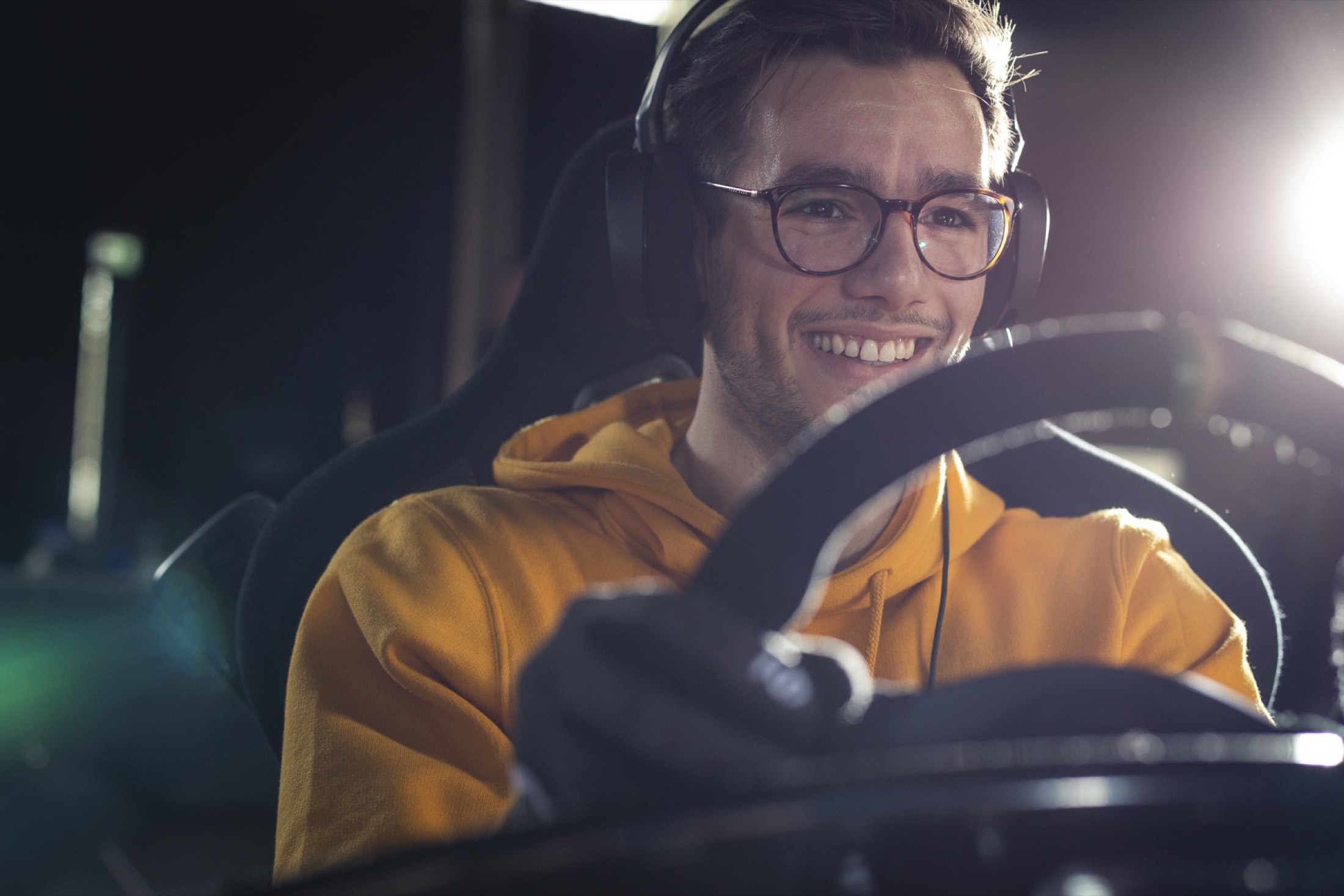 Fahrer am Racing Simulator der Jochen Schweizer Arena München — maximales Fahrerlebnis