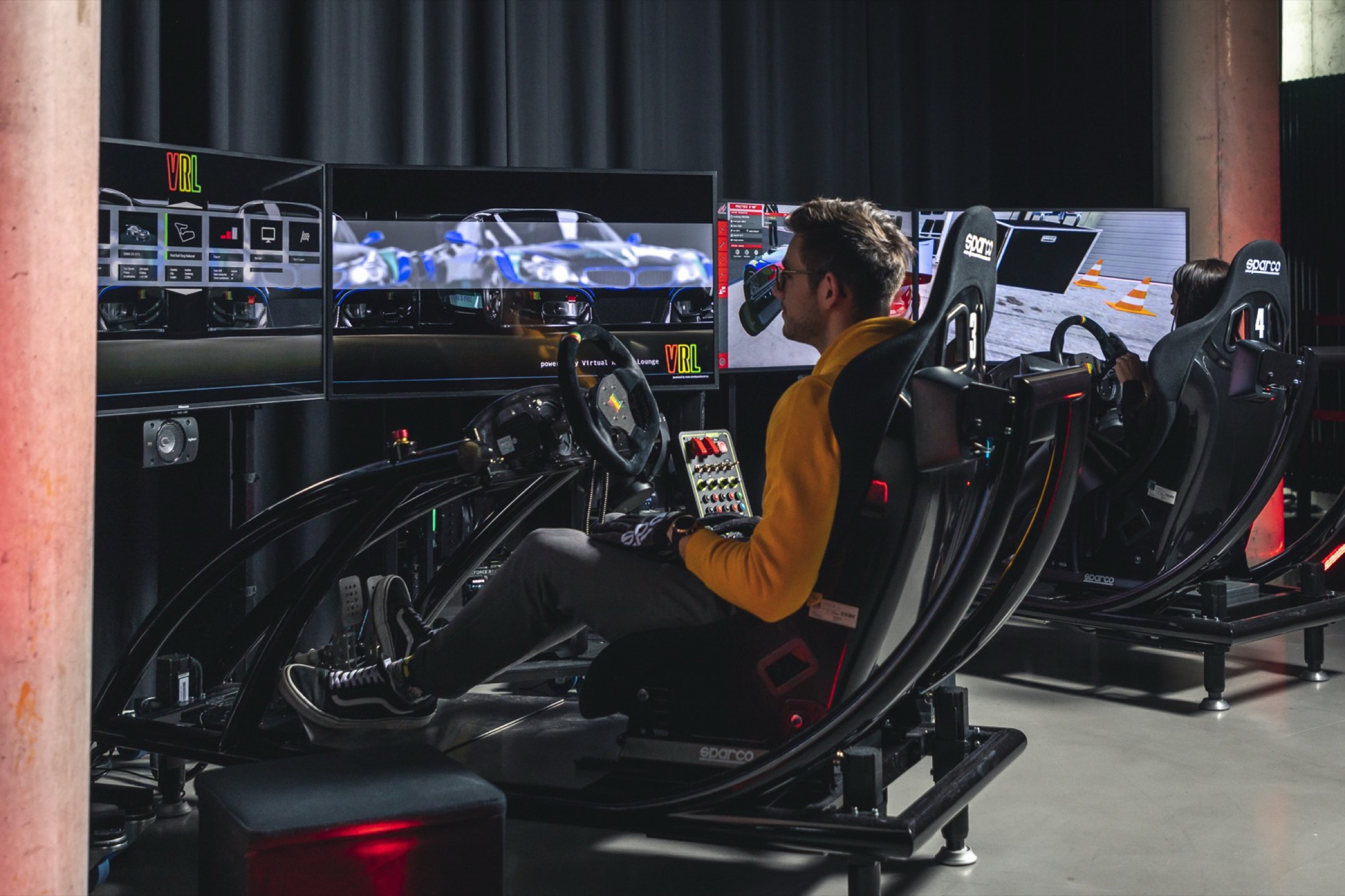 Racing Simulatoren in der Jochen Schweizer Arena München — mehrere Cockpits im Überblick