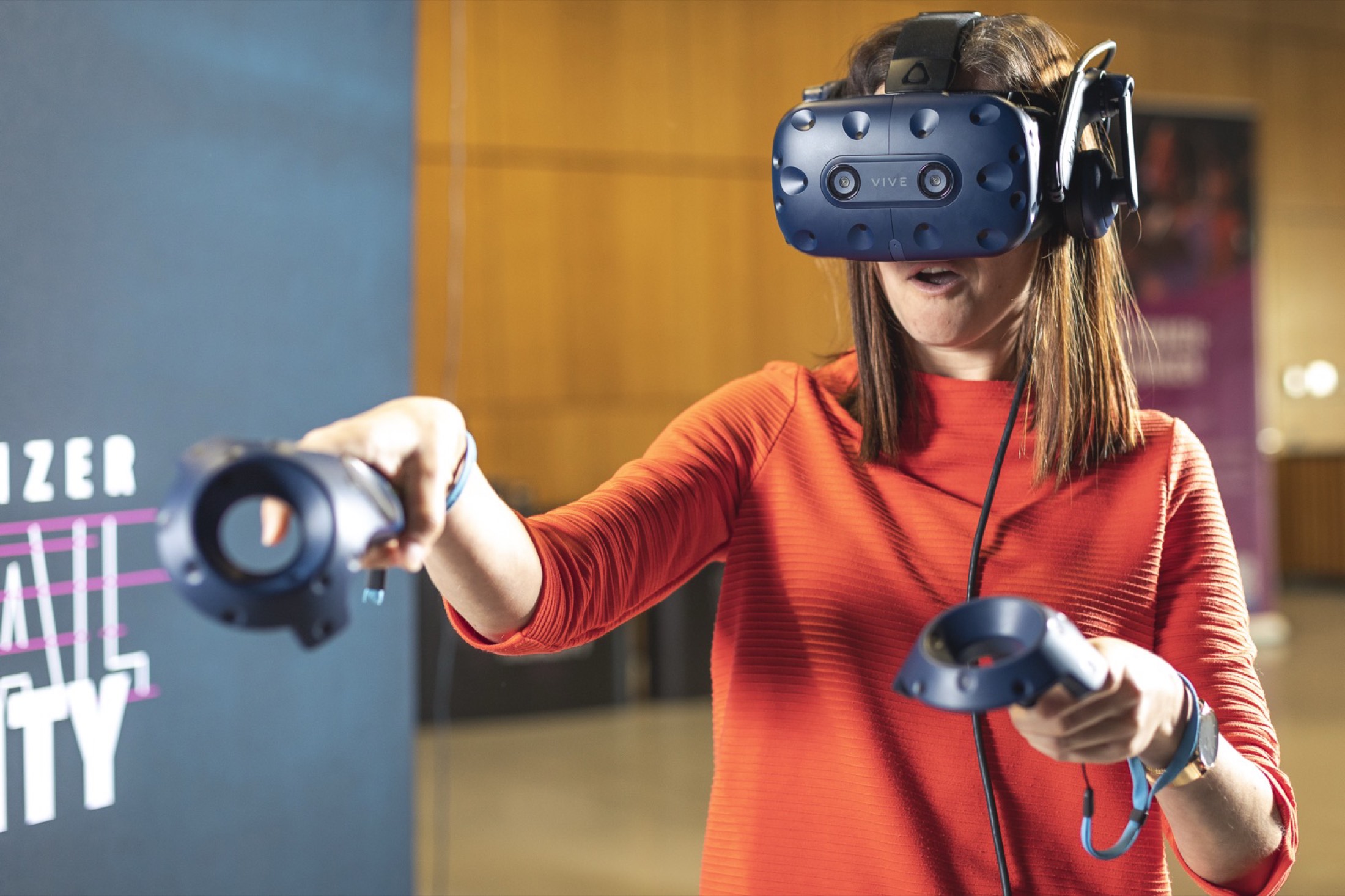 VR Escape Room in der Jochen Schweizer Arena München — Spielerin vollständig in VR-Welt eingetaucht