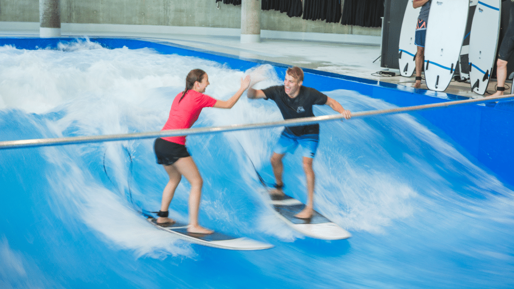 In der Jochen Schweizer Arena Indoor-Surfen