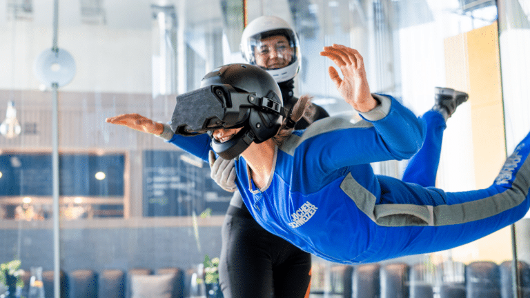 Im Windkanal der Jochen Schweizer Arena mit einer VR Brille fliegen