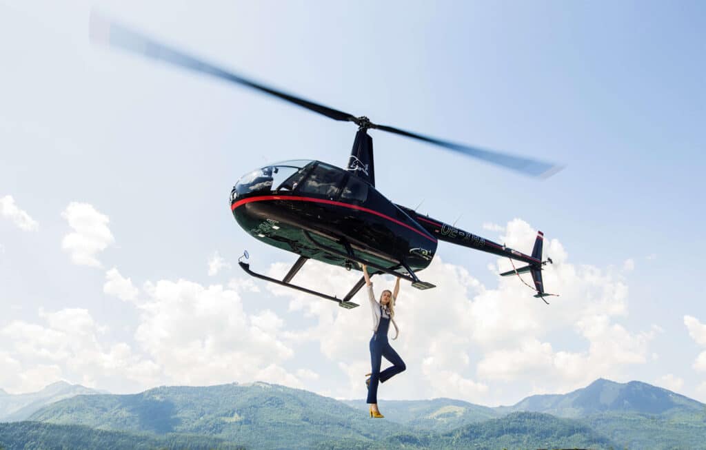Miriam Höller hängt aus einem Hubschrauber raus