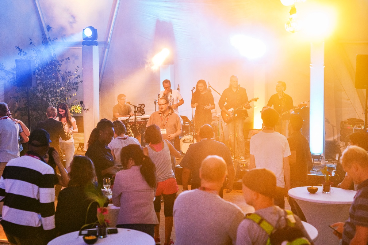 Firmenfeier in der Jochen Schweizer Arena - mit Liveband