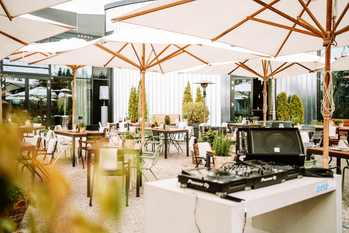 Die Sommer-Terrasse in der Hochen Schweizer Arena
