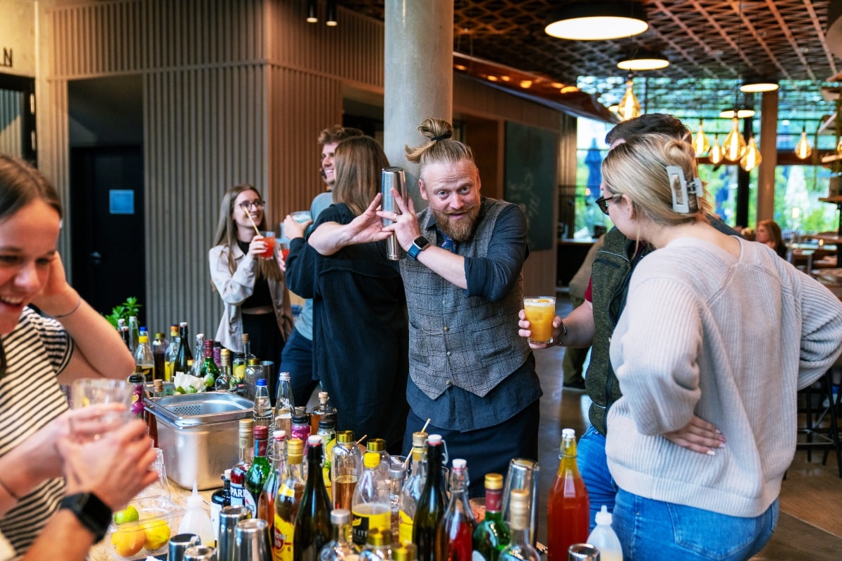 Gemeinsam Cocktails mixen