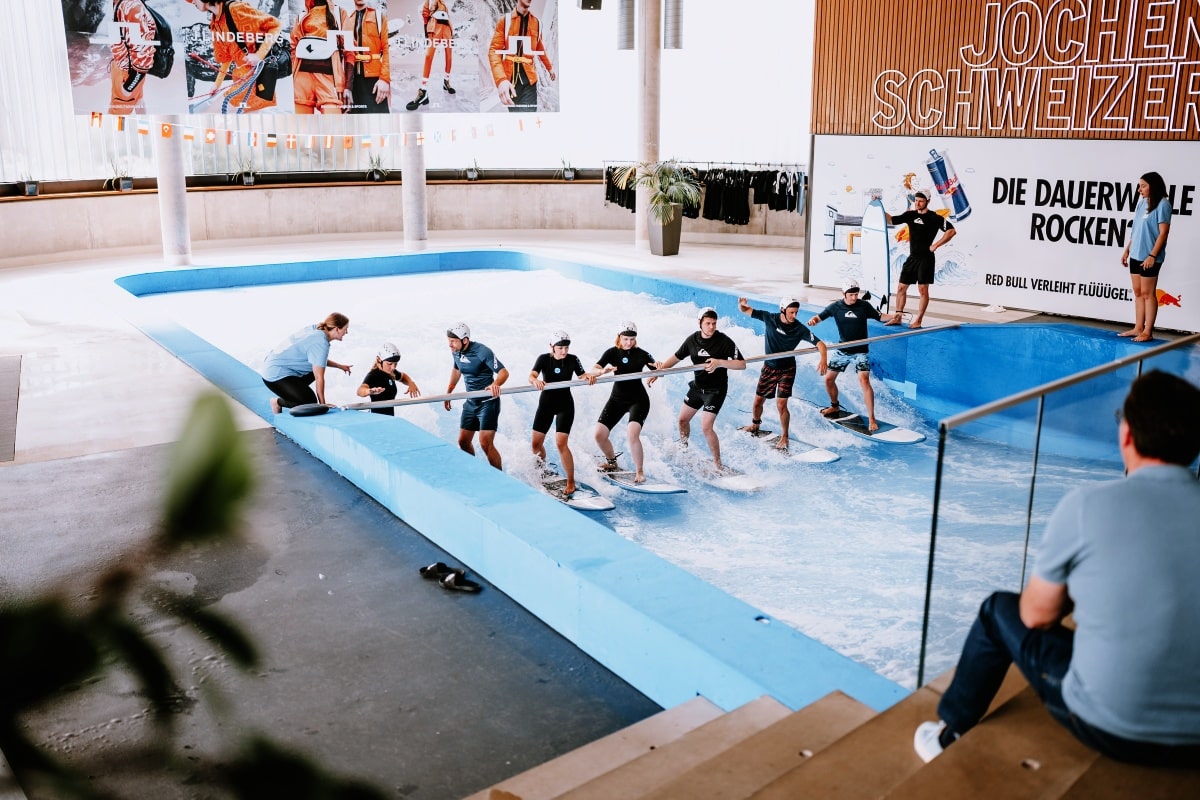 Indoor Surfen im Team - auch für Anfänger ein Riesenspaß