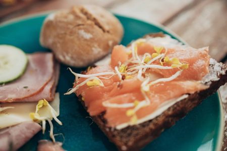 Lachsbrot beim Sonntagsbrunch