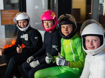 Sommerferien in der Jochen Schweizer Arena 2 Kinder beim Indoor Skydiving